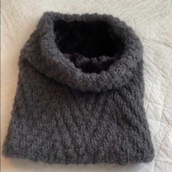 GAP Neck Scarf - Picture 1 of 4